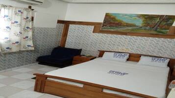 Standard Room, Non Smoking | Egyptian cotton sheets, premium bedding, desk, blackout drapes