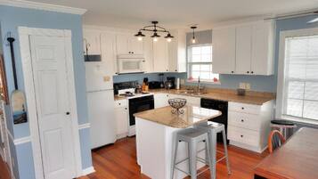 House, 4 Bedrooms | Private kitchen | Fridge, microwave, oven, dishwasher