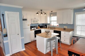 House, 4 Bedrooms | Private kitchen