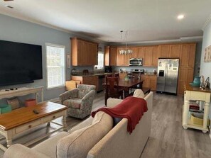 House, 4 Bedrooms | Living area | Smart TV