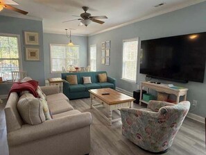 House, 4 Bedrooms | Living area | Smart TV