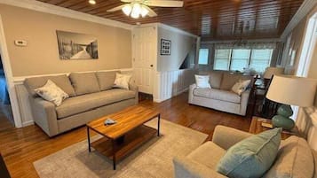 Huis, 6 slaapkamers | Woonruimte | Een smart-tv