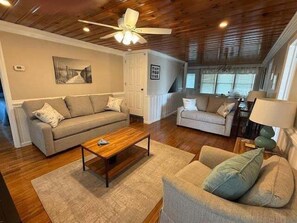 Living area - The Ocean House 6 Bedroom Home by RedAwning (Surfside Beach)
