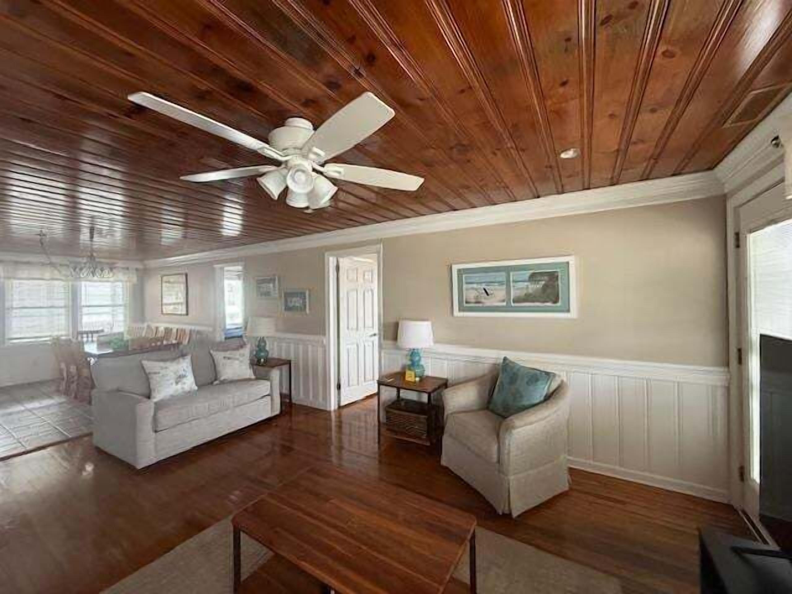 House, 6 Bedrooms | Living area | Smart TV