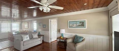 House, 6 Bedrooms | Living area | Smart TV