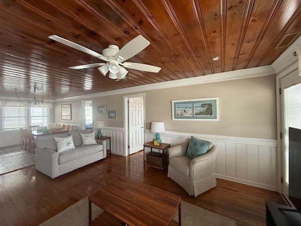 House, 6 Bedrooms | Living area | Smart TV