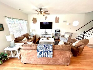 Casa, 5 habitaciones | Área de sala de estar | Smart TV 