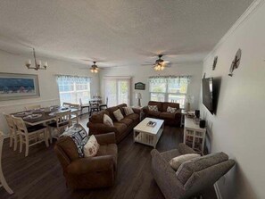 House, 5 Bedrooms | Living area