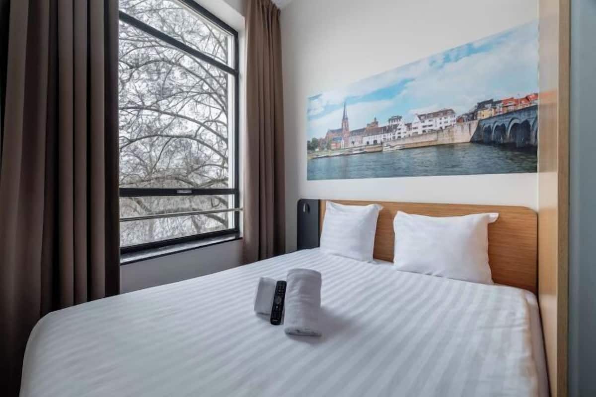 Betten mit Memory-Foam-Matratzen, laptopgeeigneter Arbeitsplatz