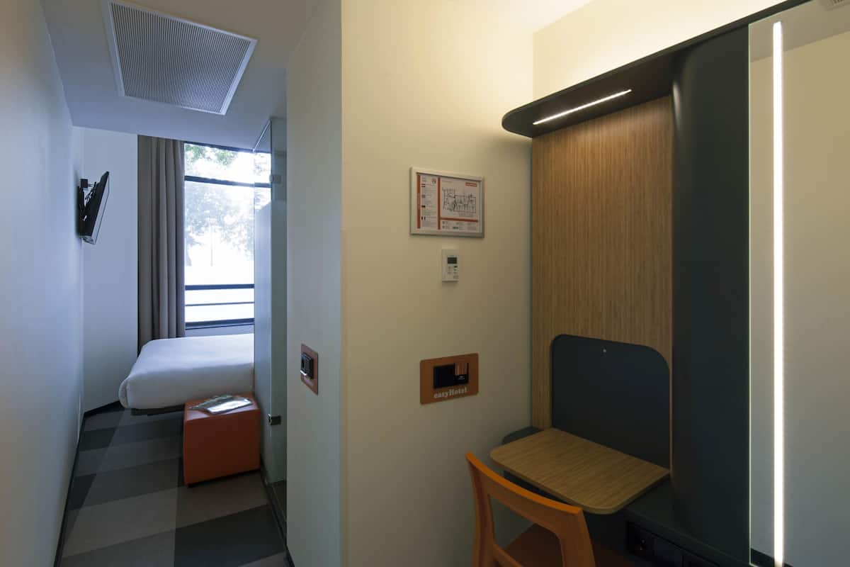 Small Double Room, 1 Queen Bed | 1 camera, una scrivania, ferro/asse da stiro, Wi-Fi gratuito