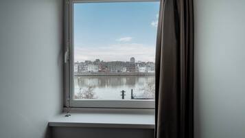 Superior tweepersoonskamer | Bedden met traagschuimmatrassen, een laptopwerkplek, geluiddichte muren