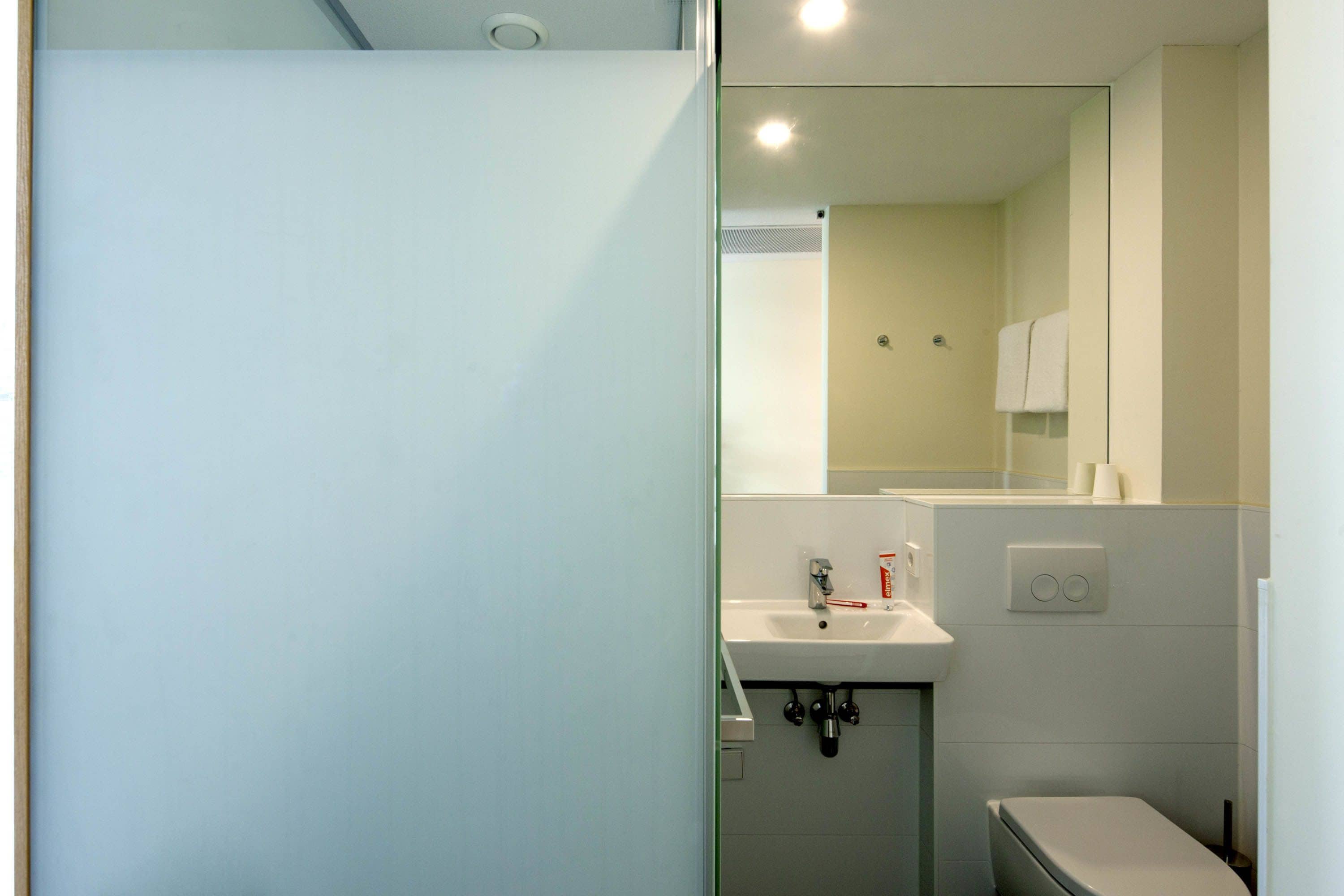 small double room, 1 queen bed | desk, iron/ironing board, free wifi, bed sheets