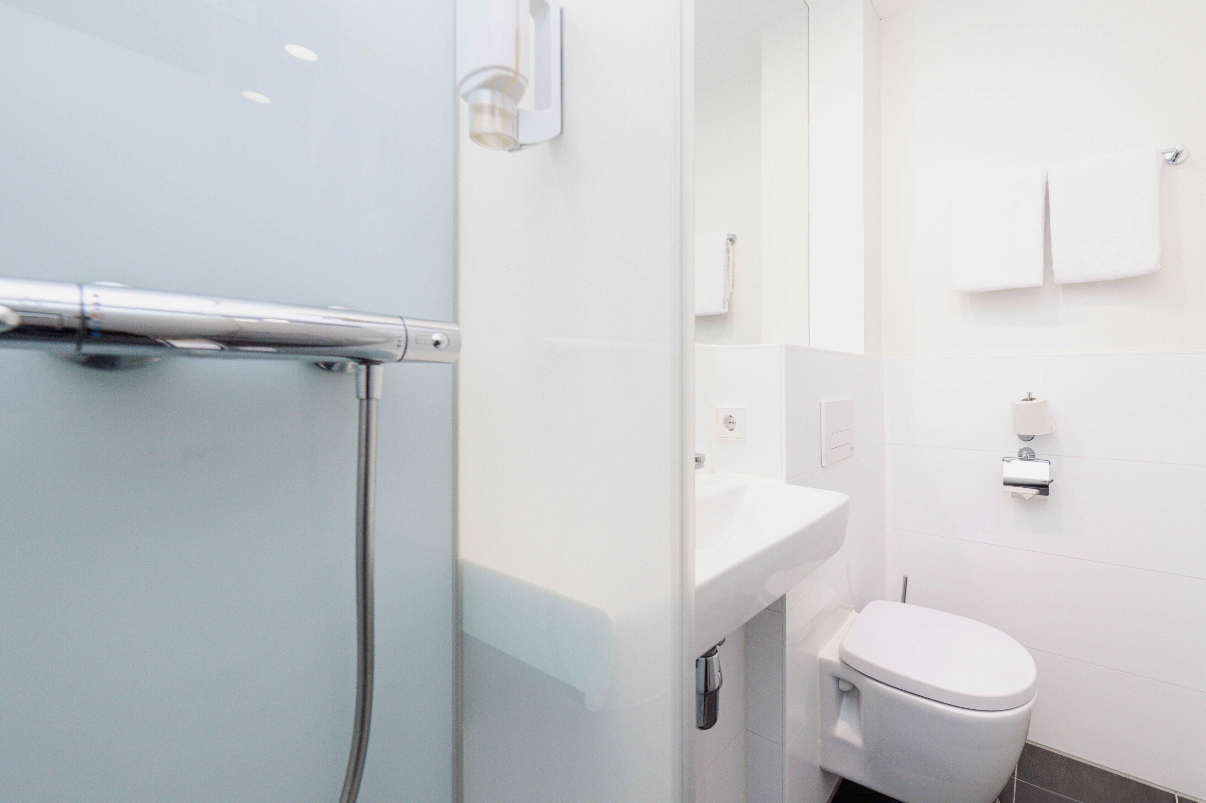Een douche, milieuvriendelijke toiletartikelen, een haardroger