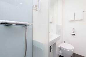 Shower, eco-friendly toiletries, hair dryer, towels - easyHotel Maastricht City Centre (Maastricht)