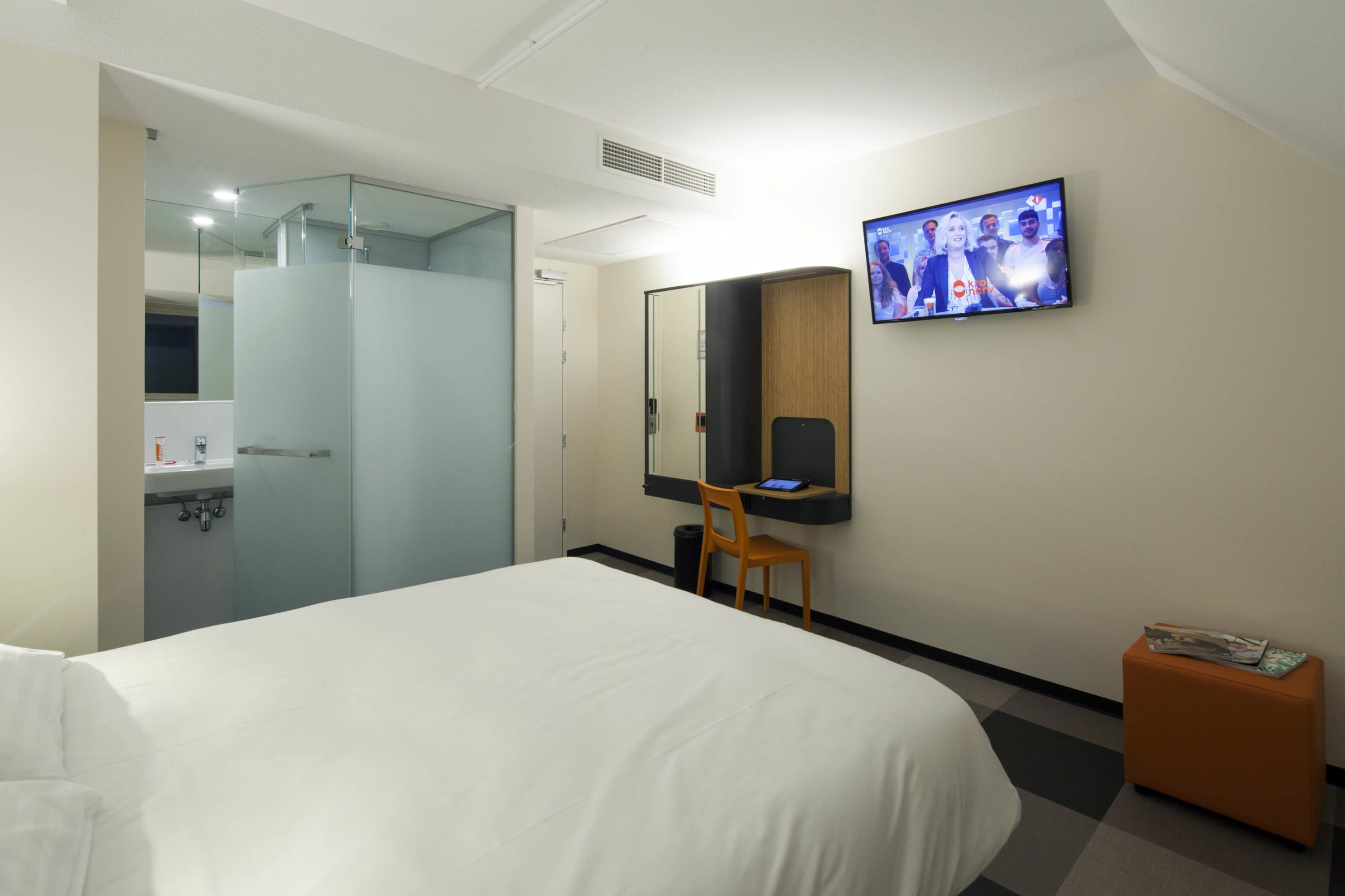 standard double room | desk, iron/ironing board, free wifi, bed sheets