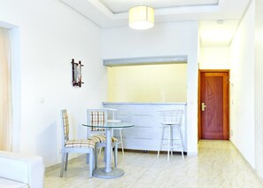 Suite (Prestige) | Living area | 32-inch flat-screen TV with satellite channels, TV - Residence Niable (Abidjan)