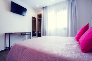 Dobbeltværelse (Magenta) | 1 soveværelse, premium-sengetøj, minibar, pengeskab på værelset