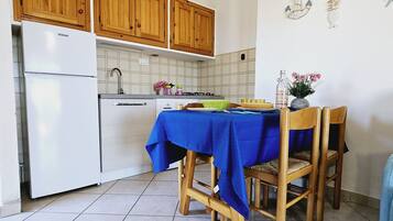 Apartment, 1 Bedroom | Private kitchen | Full-size fridge, microwave, stovetop, cookware/dishes/utensils