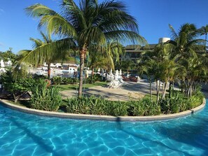 Una piscina al aire libre de temporada