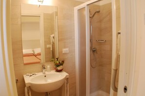 Quadruple Room, Partial Sea View | Bathroom - Hotel Nelson (Rimini)
