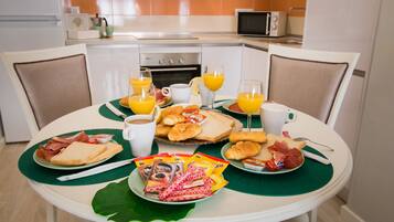 Comfort appartement, 2 slaapkamers | Privékeuken | Een koelkast/vriezer, een magnetron, een oven, een kookplaat