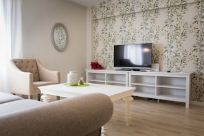 Apartamento Confort, 2 habitaciones | Zona de estar | Televisión de pantalla plana de 42 pulgadas con canales digitales