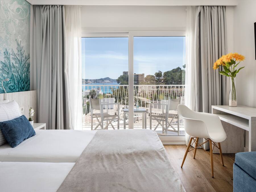 Superior Room, Sea View | In-room safe, desk, blackout drapes, free WiFi