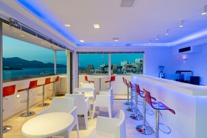 Daily continental breakfast (EUR 10 per person)