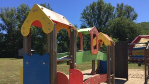 A playground with various play structures including slides and climbing areas. - Camping Les Vignes (Puy-l'Eveque)