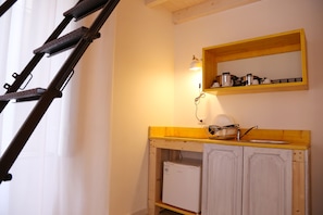 Comfort Quadruple Room | Dapur peribadi | Pembancuh kopi/teh, cerek elektrik 