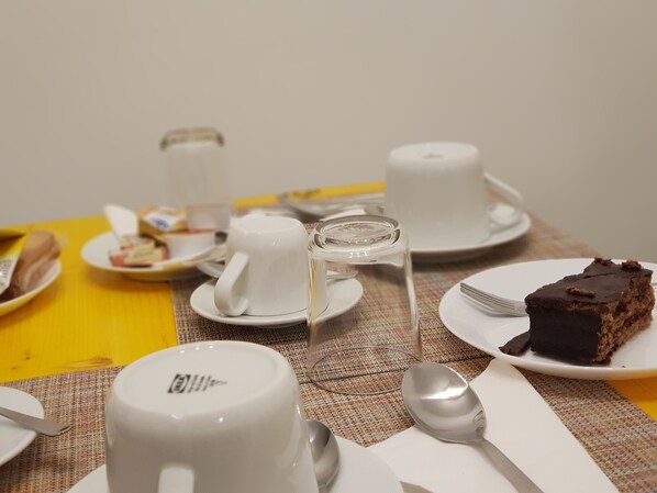 بوفيه فطور مجانًا يوميًا
