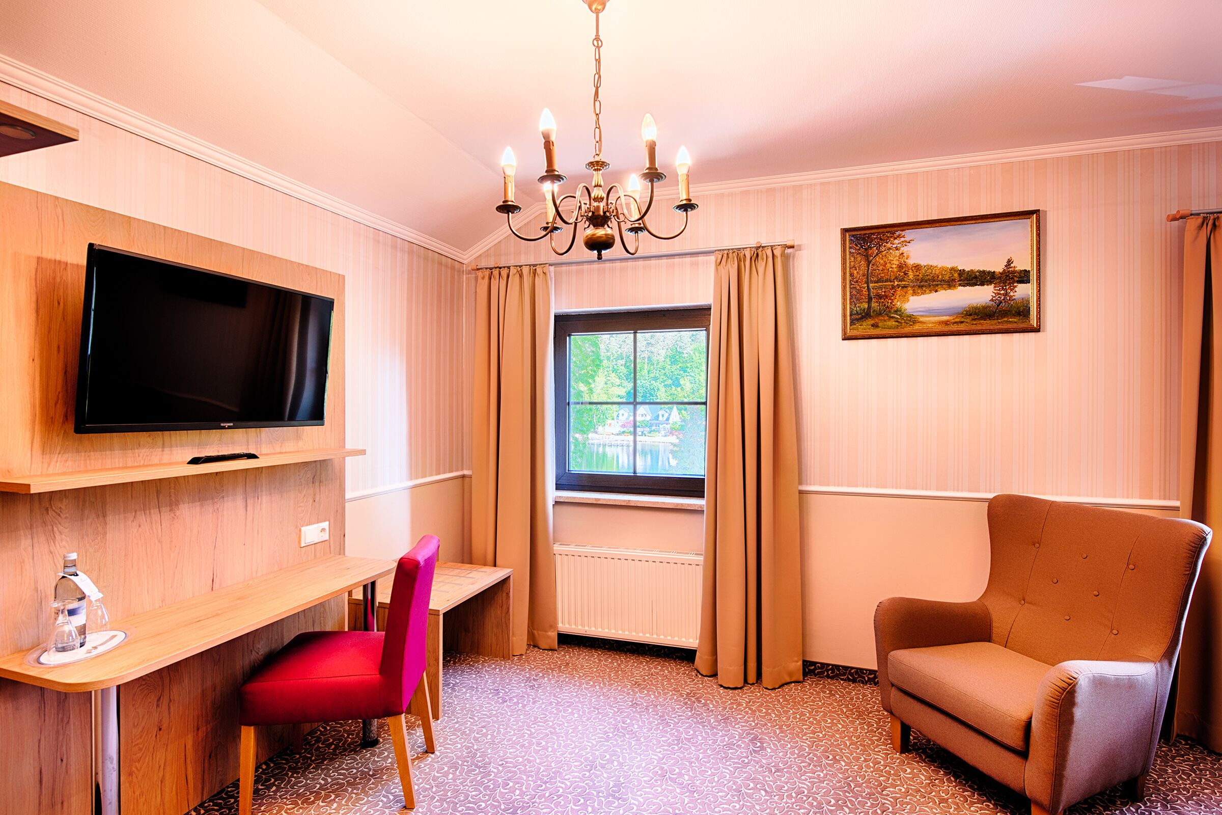 suite | living area | flat-screen tv