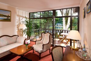 Suite | Living area | Flat-screen TV - Hotel Seeschloss (Wandlitz)