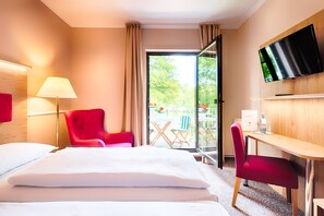 Kahden hengen huone, kylpyhuone makuuhuoneen yhteydessä | Oleskelualue | Taulutelevisio