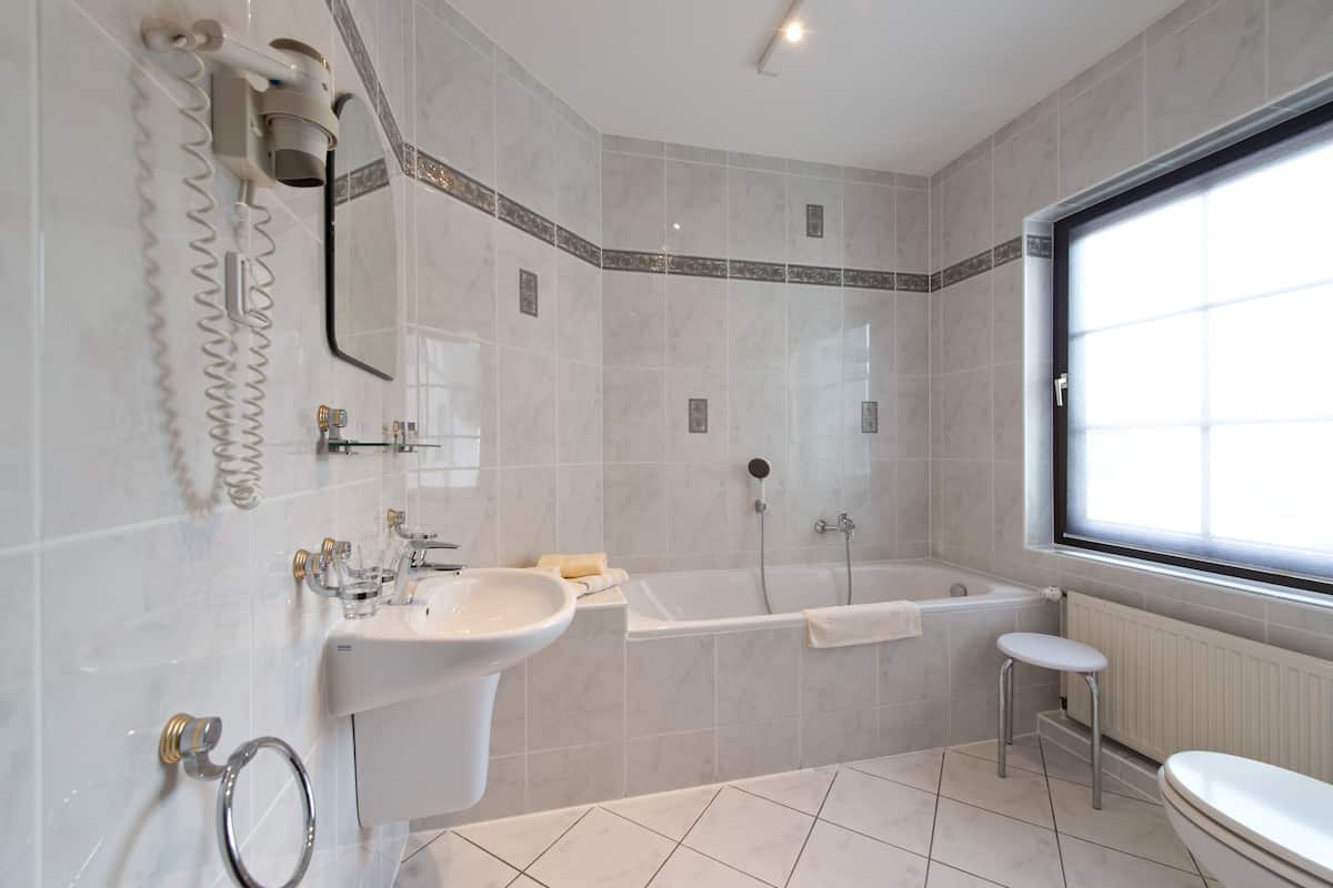 suite | bathroom | shower, free toiletries, hair dryer, towels