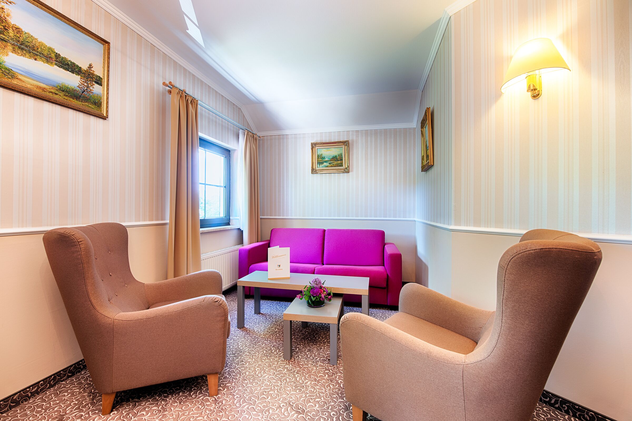 suite | living area | flat-screen tv