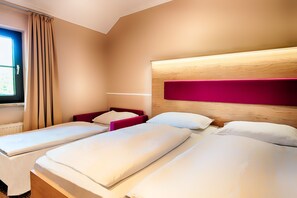 Premium Triple Room, Ensuite, Lake View | Iron/ironing board, free WiFi, bed sheets - Hotel Seeschloss (Wandlitz)