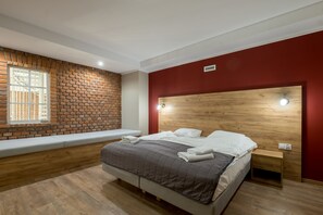 Kamar Double Klasik | Meja kerja, setrika/meja setrika, dan tempat tidur lipat/tambahan