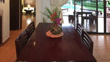 Deluxe House, Multiple Beds, Non Smoking | In-room dining