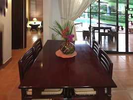 Casa luxo, várias camas, para não fumantes | Opções para refeição no quarto