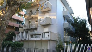 Un edificio de varios pisos con balcones en cada uno.