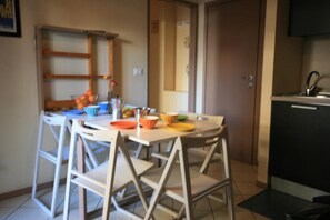 Fridge, stovetop, cookware/dishes/utensils - Casa vacanze Cucciolo (Rimini)