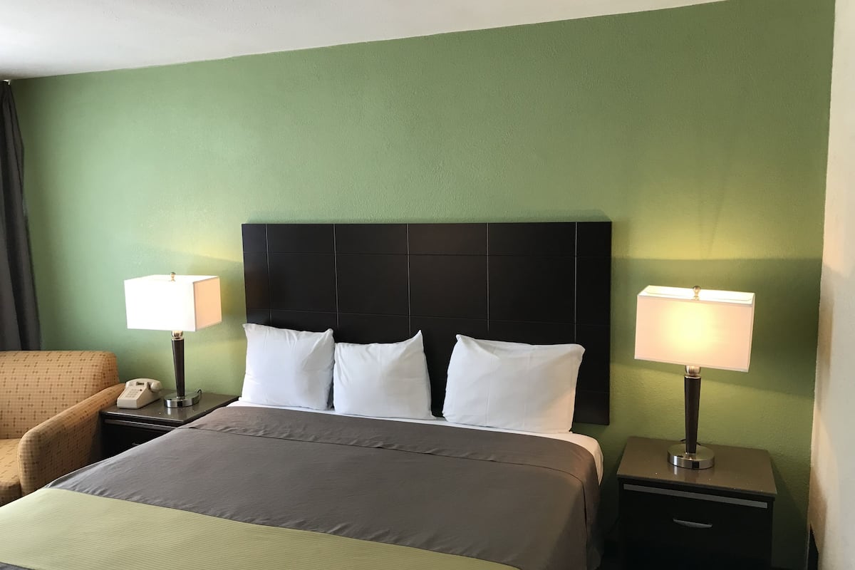 Standard Room, 1 King Bed