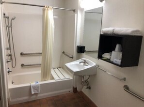 1 Queen Bed Disability Access  | Bathroom - Inn Of Long Beach (Long Beach)
