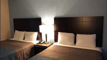 Habitación estándar, 2 camas Queen size | Escritorio, tabla de planchar con plancha, cunas y wifi gratis