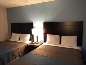 標準客房, 2 張加大雙人床 | 書桌、熨斗/熨衣板、搖籃/嬰兒床、免費無線上網