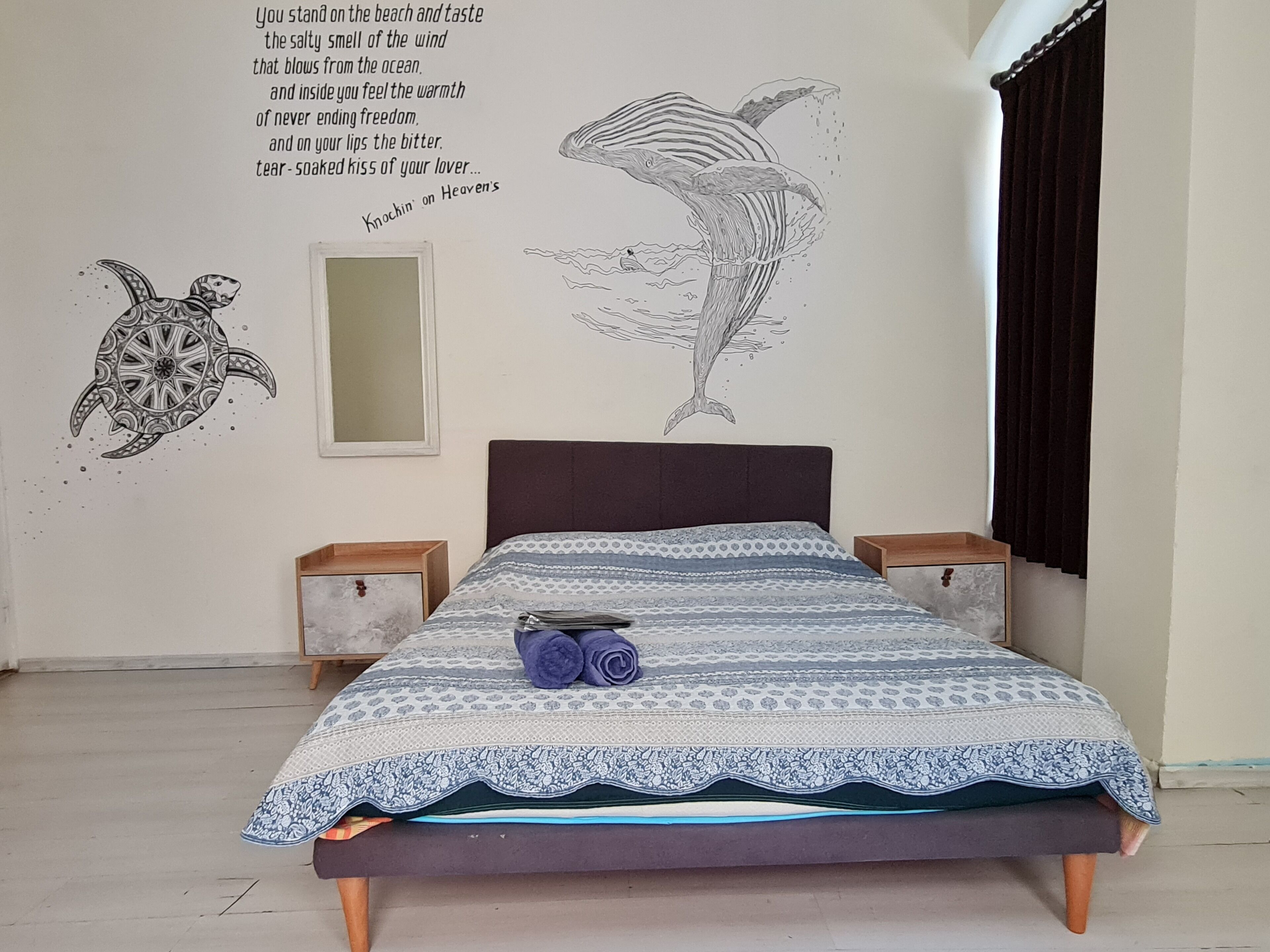 Driepersoonskamer | Een bureau, een strijkplank/strijkijzer, gratis wifi, beddengoed