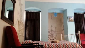 Habitación, 1 cama matrimonial | Escritorio, tabla de planchar con plancha, wifi gratis y ropa de cama