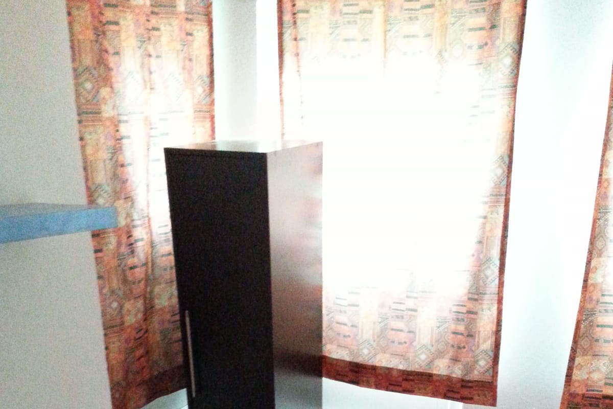 Habitación individual básica, baño compartido (1 Single Bed) | Escritorio, tabla de planchar con plancha, wifi gratis y ropa de cama
