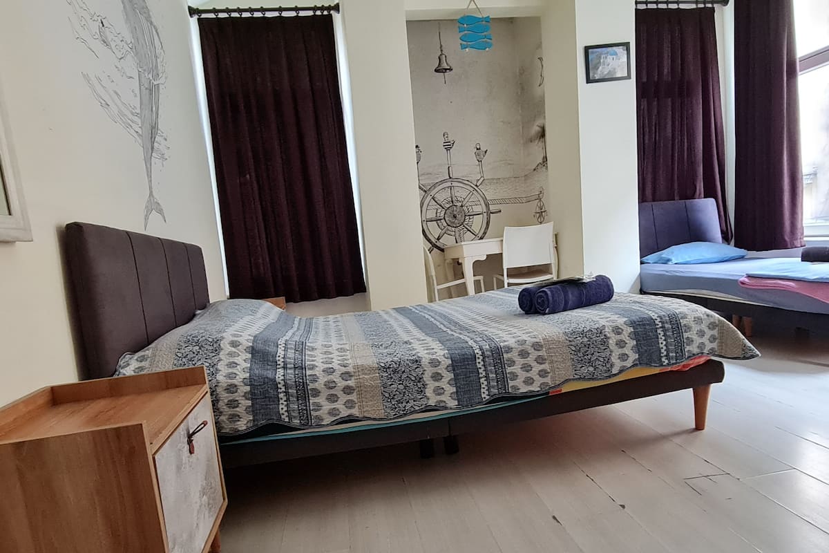 Habitación triple | Escritorio, tabla de planchar con plancha, wifi gratis y ropa de cama